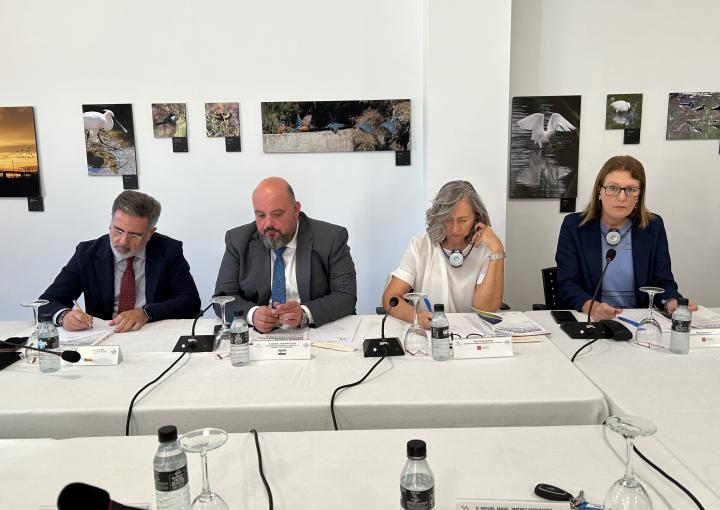 El vicepresidente primero de las Cortes Valencianas, Alfredo Castelló; el vicepresidente segundo de la Asamblea de Extremadura, Manuel Naharro; y las consejeras del Consiglio Regionale della Toscana, Silvia Noferi y Elena Rosignol.